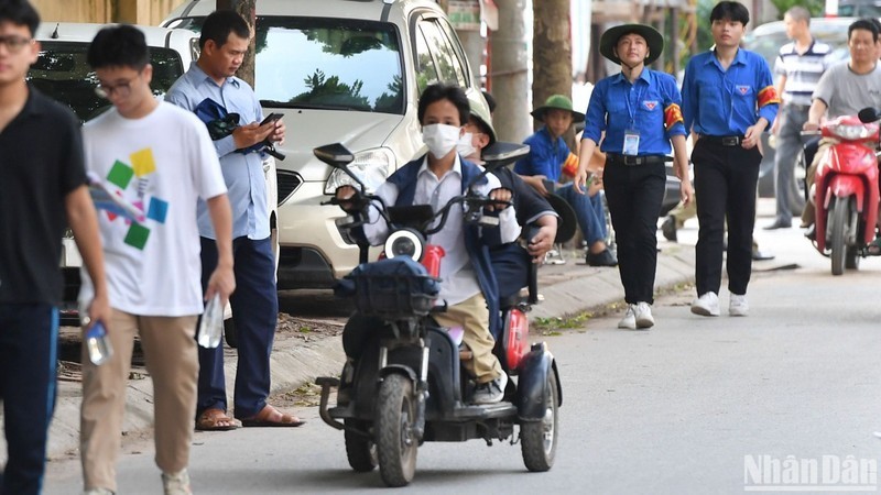 Xúc động hình ảnh cha con "xương thủy tinh" cùng nhau tới trường thi