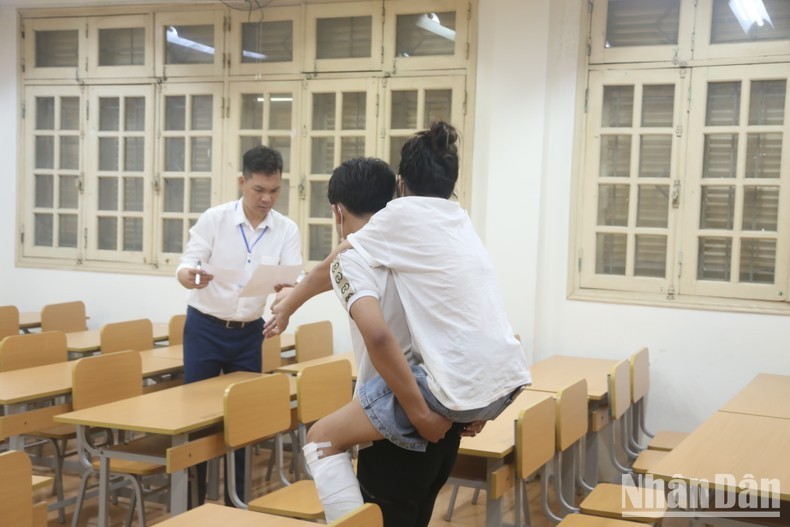 Xúc động cảnh nữ sinh gãy chân được tình nguyện viên cõng vào phòng thi