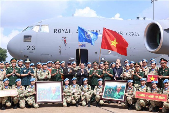 Chủ tịch nước dự lễ xuất quân của Bệnh viện Dã chiến cấp 2 số 5 và Đội Công binh số 2