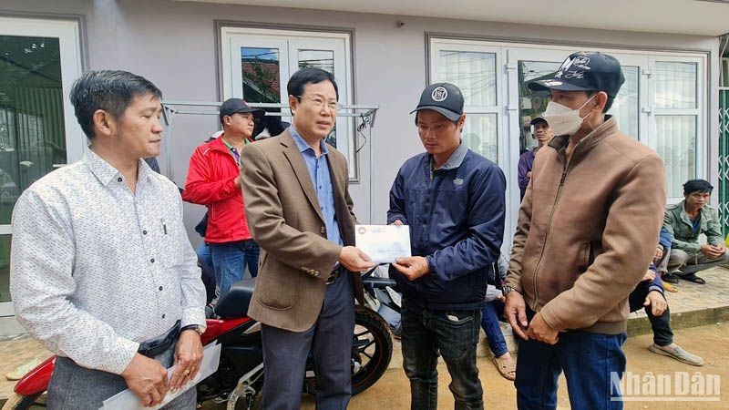 Hơn 200 triệu đồng hỗ trợ gia đình nạn nhân tử vong trong vụ sạt lở tại Đà Lạt