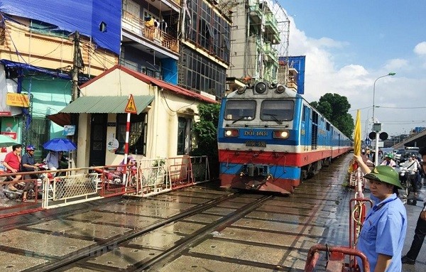 Băn khoăn đề xuất kéo dài lộ trình thực hiện niên hạn đầu máy, toa xe
