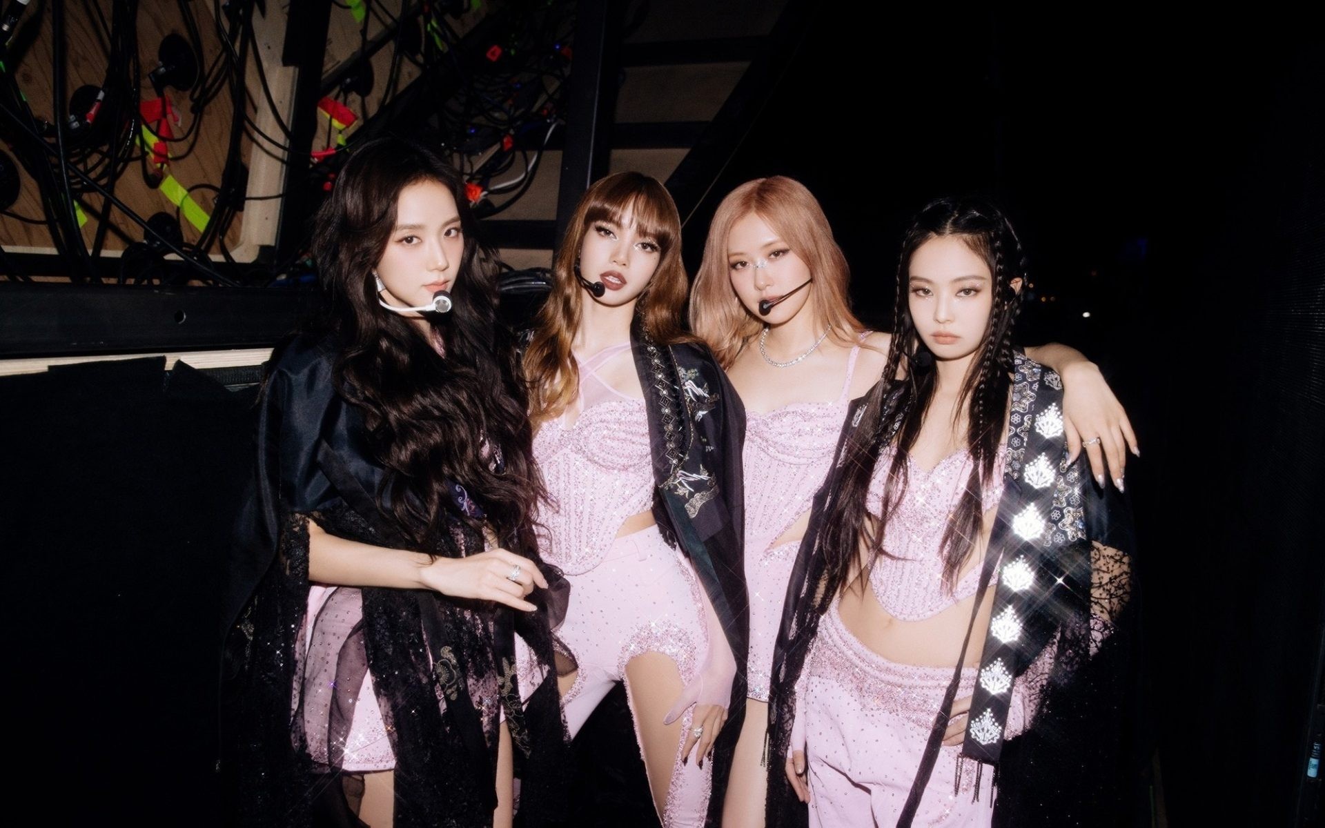 Khách sạn quanh SVĐ Mỹ Đình cháy phòng nhờ concert BlackPink
