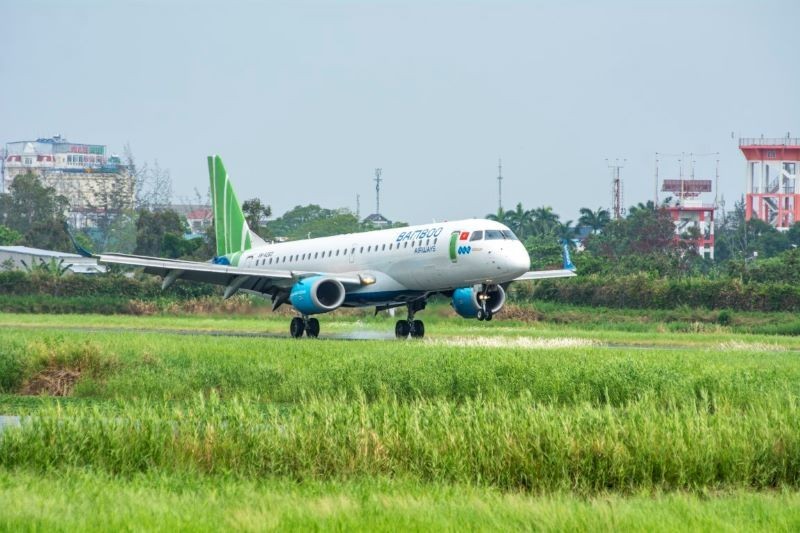 Các hãng hàng không hủy và lùi giờ hơn 100 chuyến bay do bão Talim