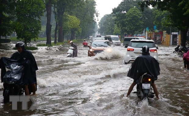 'Bỏ túi' những lưu ý khi lái xe ôtô trong điều kiện thời tiết mưa bão