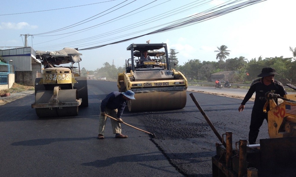 Giá nhựa đường “lệch pha” giá cát, đá xây dựng, sẽ giảm tiếp trong quý 3/2023