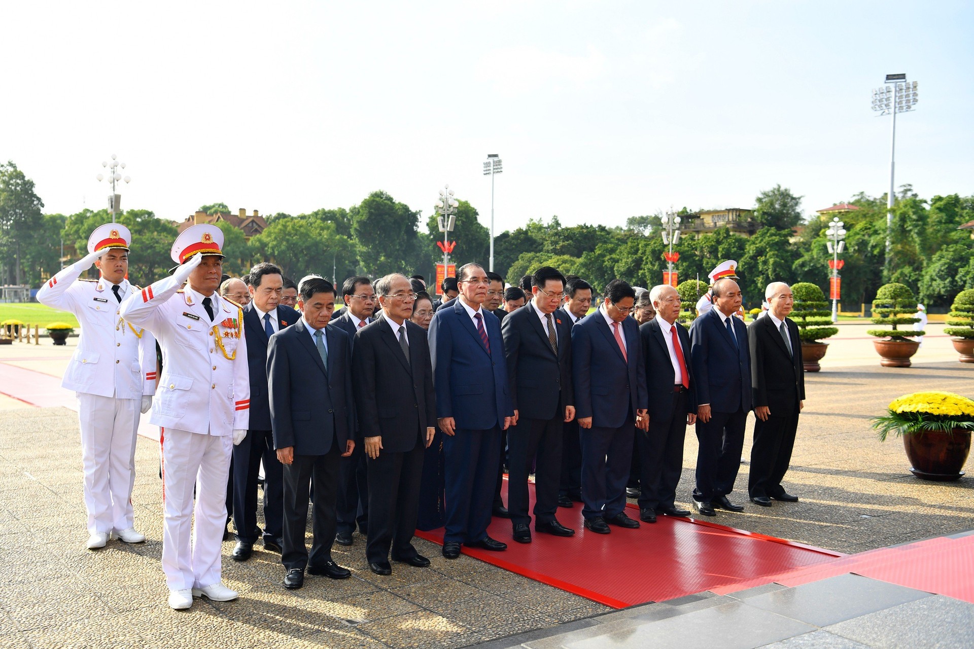 Lãnh đạo Đảng, Nhà nước và thành phố Hà Nội viếng Chủ tịch Hồ Chí Minh và tưởng niệm các Anh hùng liệt sĩ