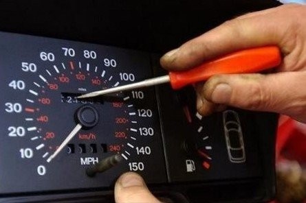 Bóc mẽ thủ đoạn tua ngược ODO bằng 6 kỹ năng "soi" và check khi mua ô tô cũ