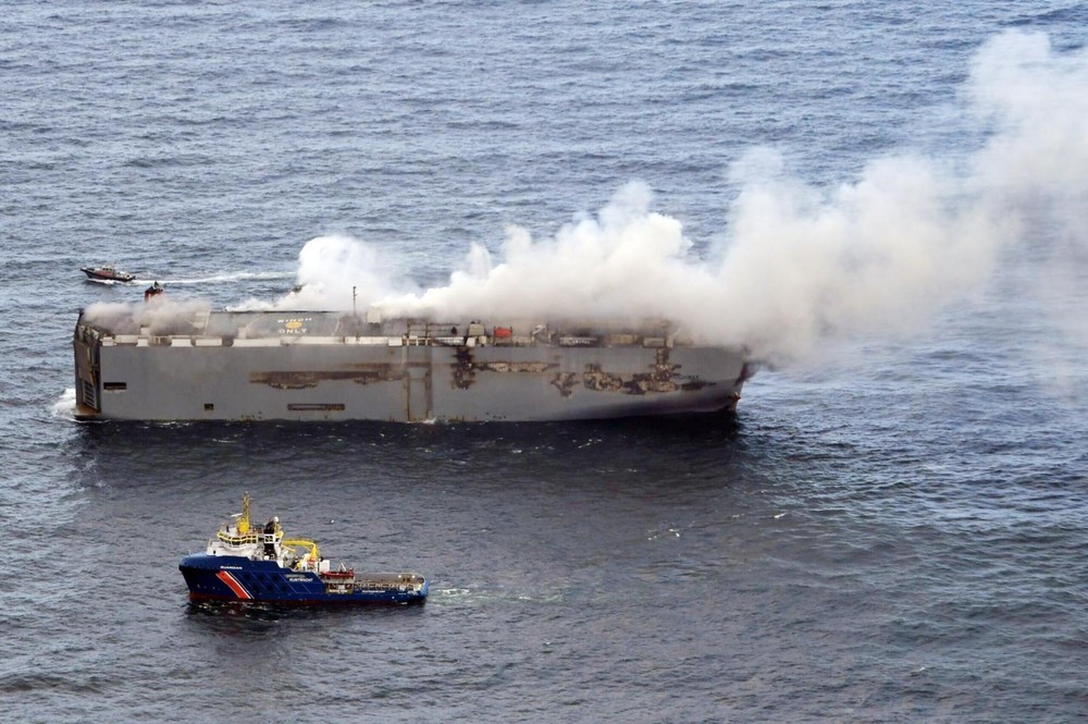 Tàu chở gần 3.800 chiếc ô tô, có cả Rolls-Royce, bốc cháy trên biển, nguyên nhân có thể do pin xe điện