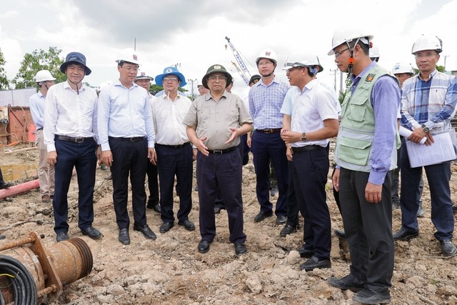 Thủ tướng kiểm tra tiến độ hai dự án hạ tầng trọng điểm ở Đồng Tháp