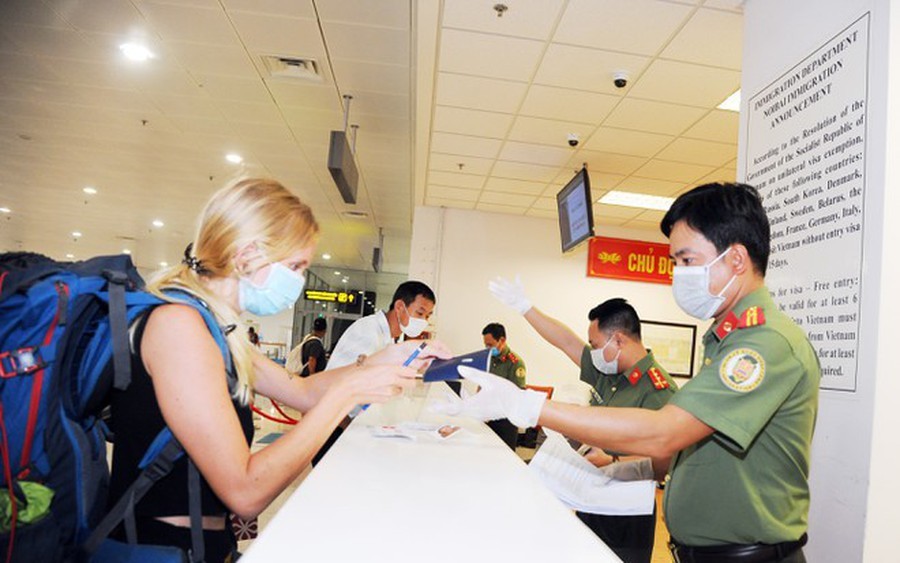Từ hôm nay 15/8, công dân 13 nước được nâng thời hạn tạm trú