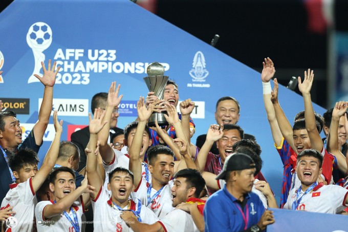 HLV Troussier gọi 9 nhà vô địch Đông Nam Á lên U23 Việt Nam