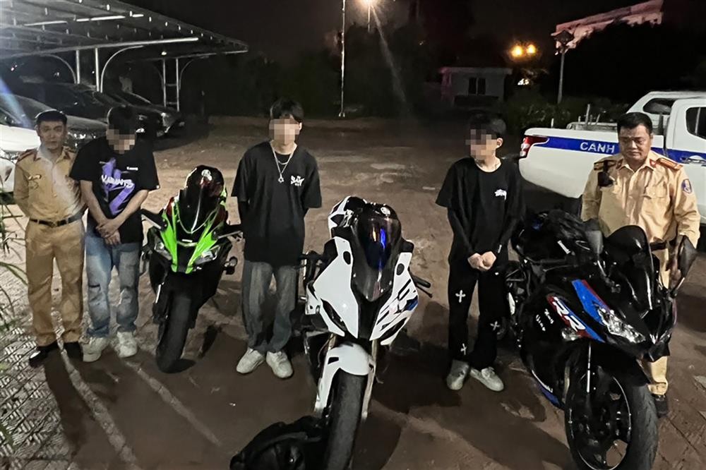 Cảnh sát giao thông liên tiếp ngăn chặn đoàn xe đi vào cao tốc