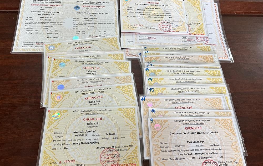 Bắt tạm giam 02 đối tượng làm giả bằng Đại học và Chứng chỉ