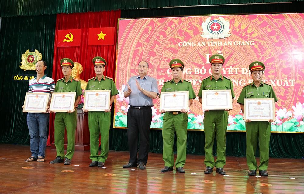 Khen thưởng lực lượng truy bắt đối tượng ném cháu bé xuống sông và vinh danh người dân dũng cảm cứu người