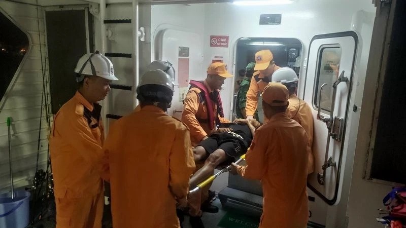 Liên tiếp cứu ngư dân gặp nạn trên biển