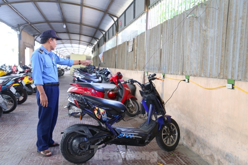 Chung cư Hà Nội không cho sạc xe máy, ô tô điện sẽ ra sao?