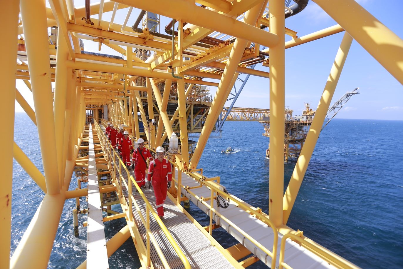 Giá dầu giảm mạnh, doanh thu của PetroVietnam vẫn cao nhất từ đầu năm