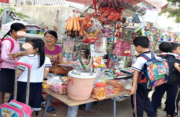 Quà vặt ở cổng trường từ lâu không còn là chuyện vặt