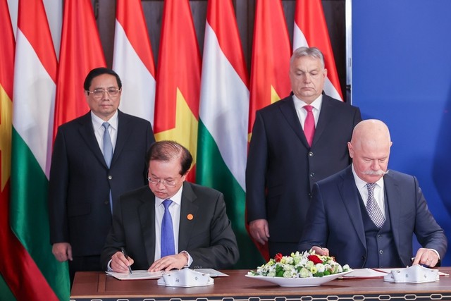 Việt Nam - Hungary ký ba văn kiện hợp tác