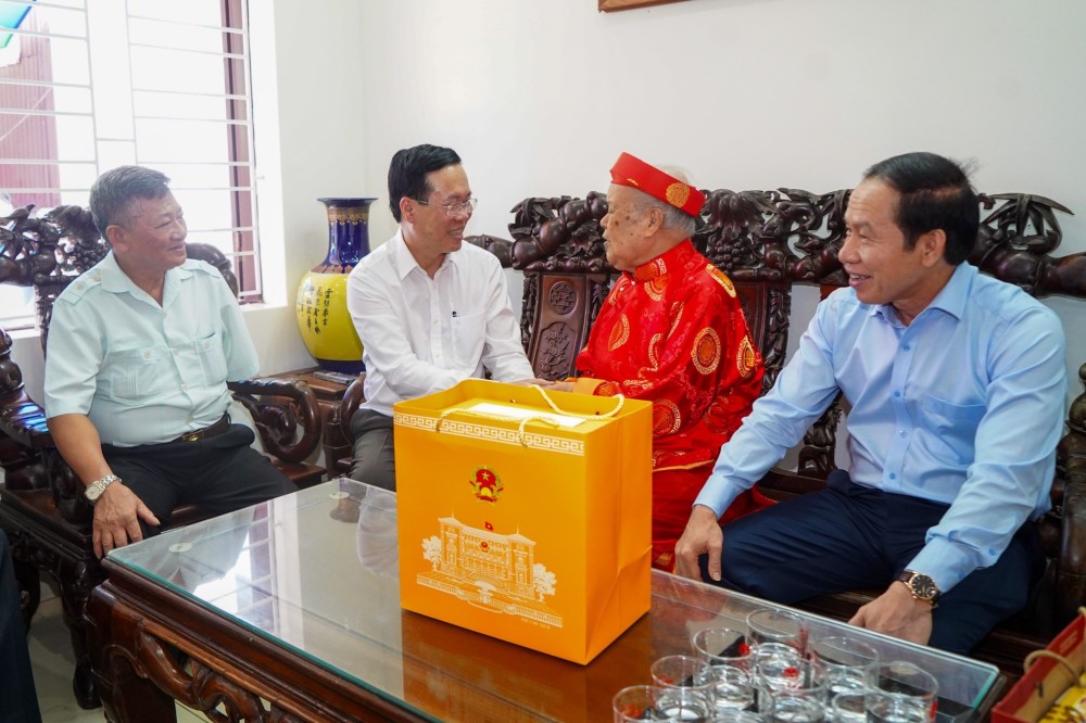Đối tượng chính sách nào được tặng quà Tết Giáp Thìn 2024?