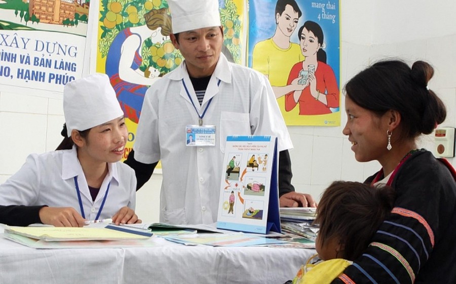 Nghiên cứu bảo đảm tiền lương, phụ cấp, chế độ đãi ngộ cho nhân lực y tế cơ sở