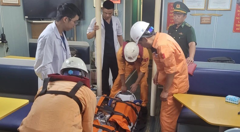 Cứu kịp thời ngư dân bị đột quỵ não khi đang hành nghề trên biển
