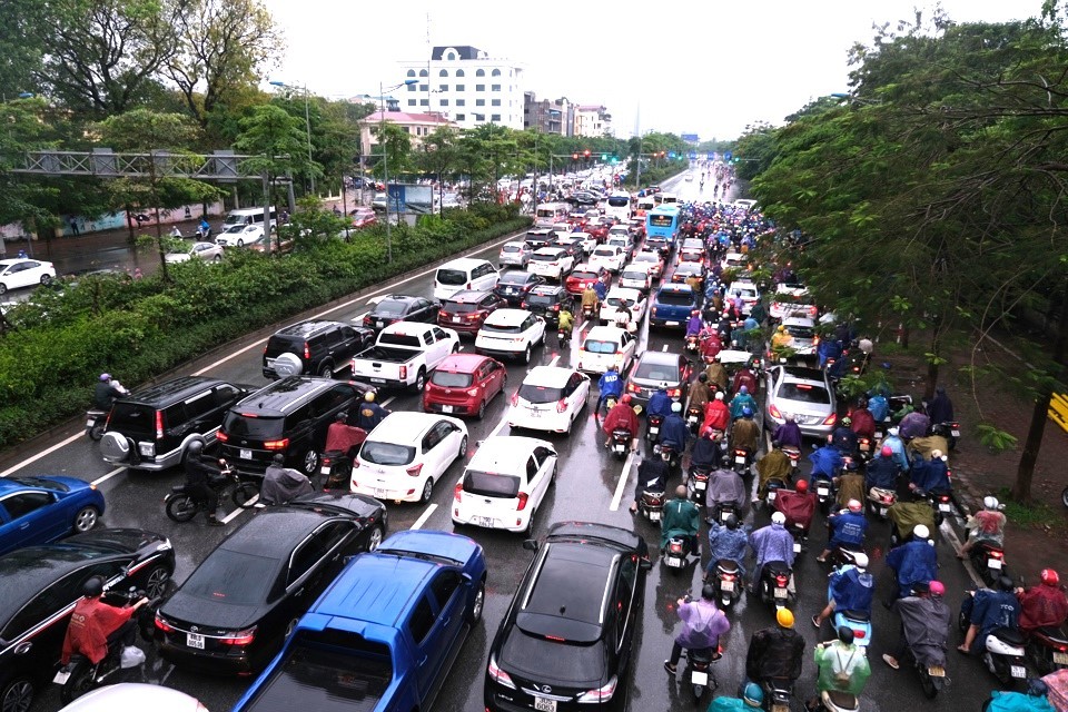 Tìm giải pháp giảm ùn tắc, tiến tới hạn chế phương tiện cá nhân