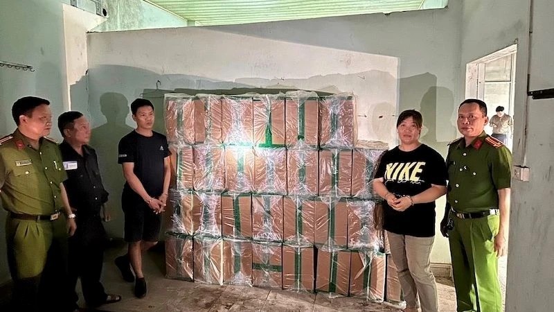 Khởi tố 3 đối tượng buôn bán 44.200 bao thuốc lá nhập lậu