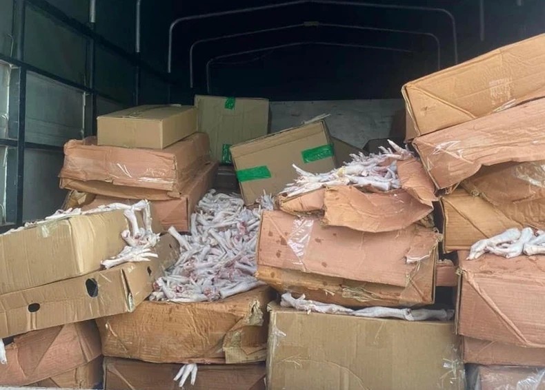 Phú Thọ bắt giữ và tiêu hủy gần 20 tấn chân gà đông lạnh không rõ nguồn gốc