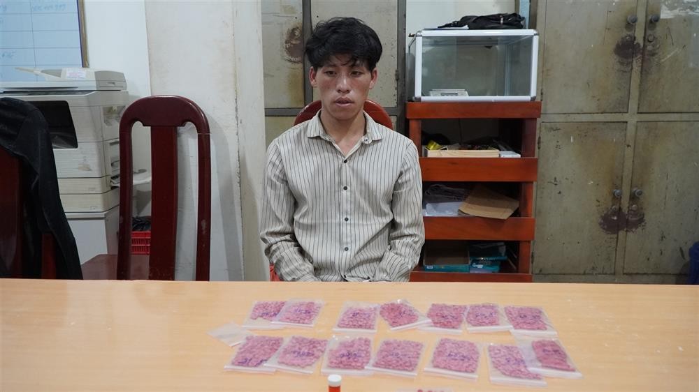Bắt đối tượng tàng trữ gần 3.000 viên ma túy tổng hợp