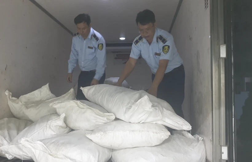 Liên tục phát hiện và bắt giữ lượng lớn chân gà không rõ nguồn gốc
