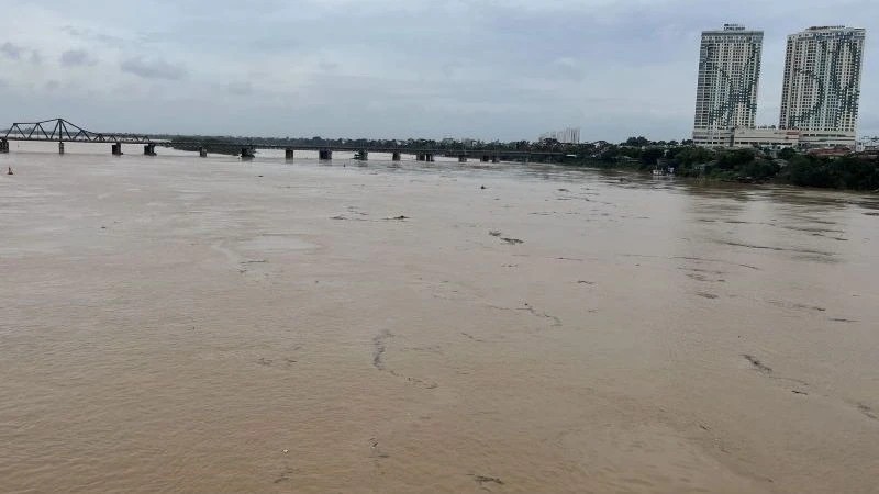 Nước sông lên nhanh, Hà Nội sẵn sàng triển khai các phương án hộ đê