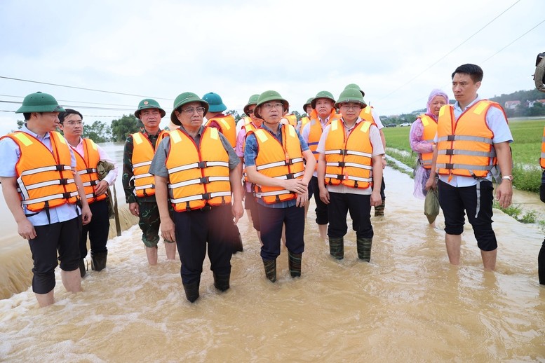 Thủ tướng Chính phủ: Điều trực thăng hỗ trợ người dân vùng lũ lụt