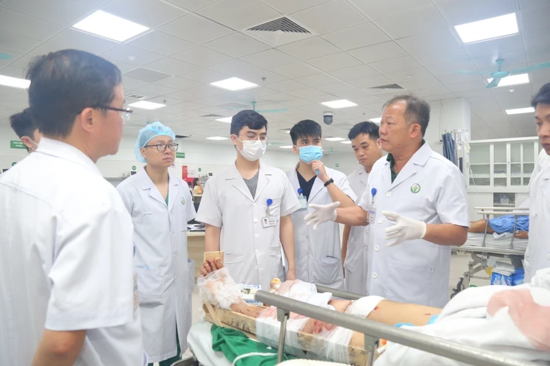 Hội chẩn, cấp cứu nhiều trường hợp bị chấn thương tại Làng Nủ