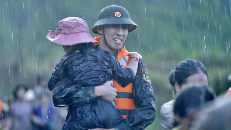 Tái hiện hình ảnh bộ đội giúp dân trong lũ trong phim truyền hình “Không thời gian”