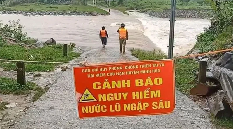 Lũ trên sông Gianh lên nhanh, cảnh báo lũ quét, sạt lở ở 7 khu vực tại Trung Bộ