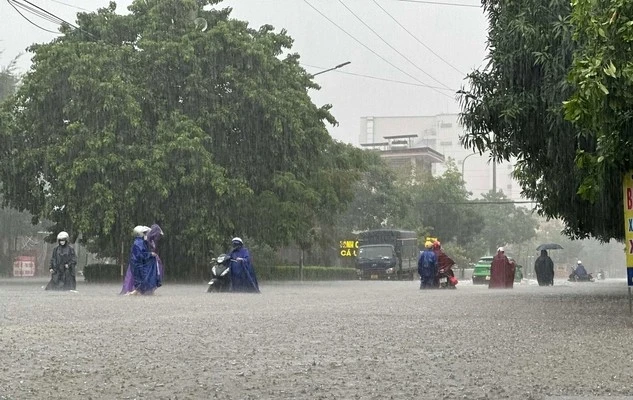 Nhiều tuyến đường thành phố Vinh chìm trong biển nước
