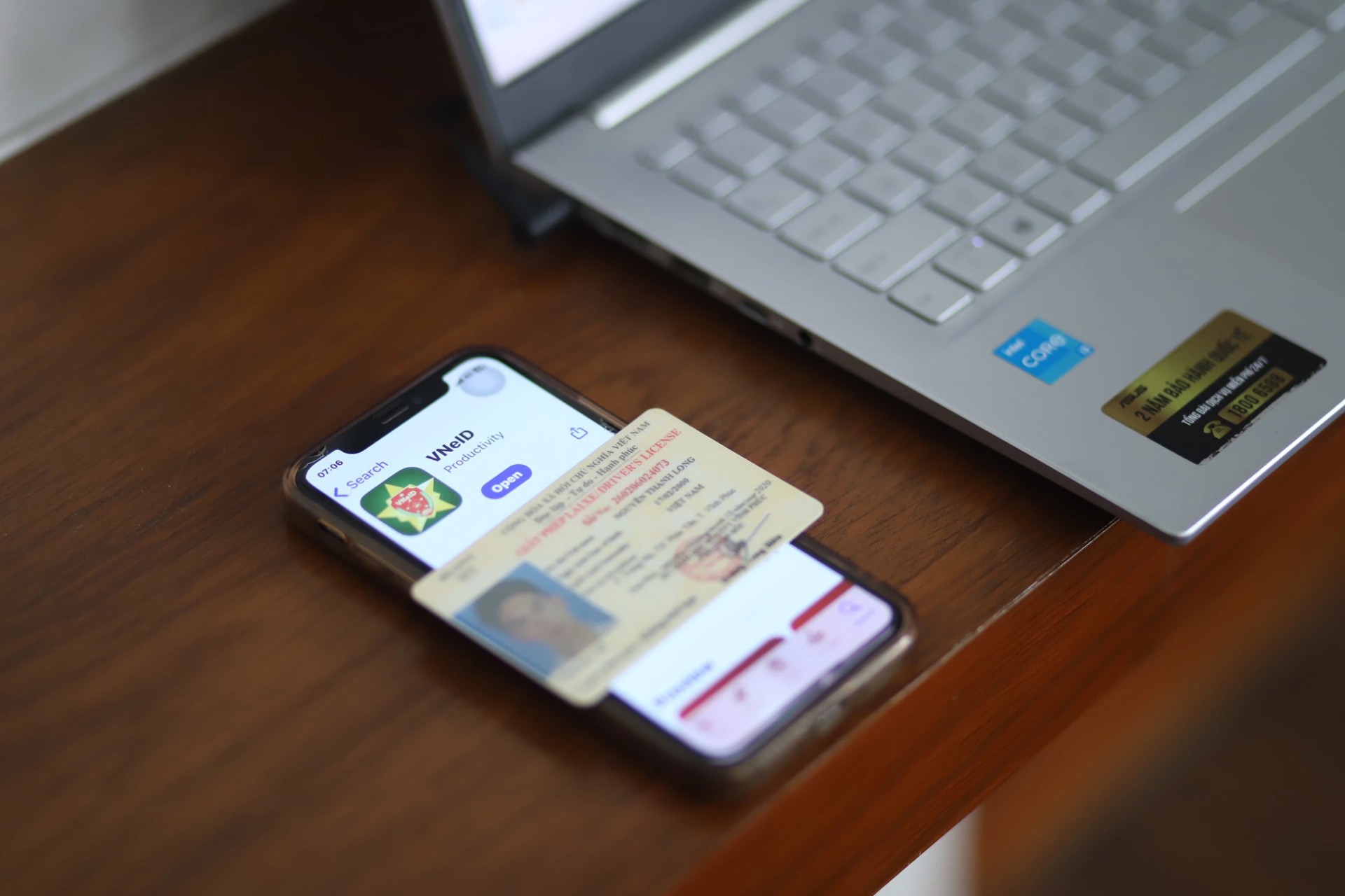 Có thể dùng bằng lái xe đã tích hợp vào VNeID thay cho bản cứng được không?