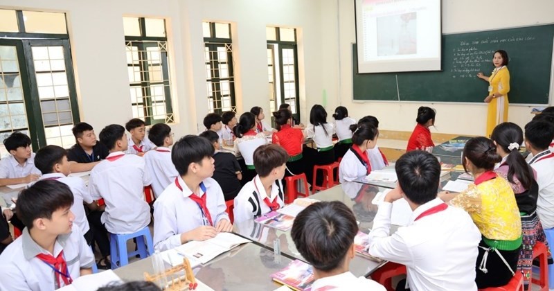 Miễn học phí cho con giáo viên, nên hay không?