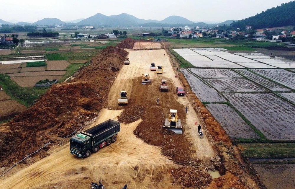 Thủ tướng yêu cầu không để xảy ra tình trạng thiếu cát, sỏi, vật liệu làm cao tốc khu vực ĐBSCL