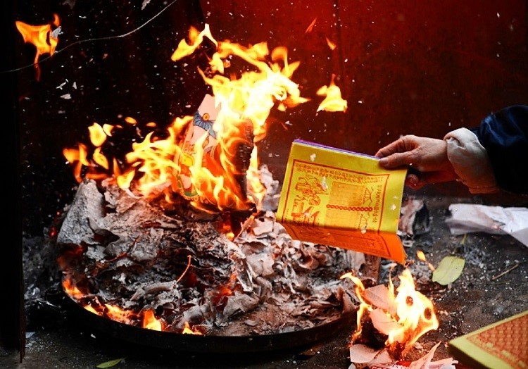 Năm 2025, đốt vàng mã tại ban công nhà chung cư: Có bị xử phạt không?