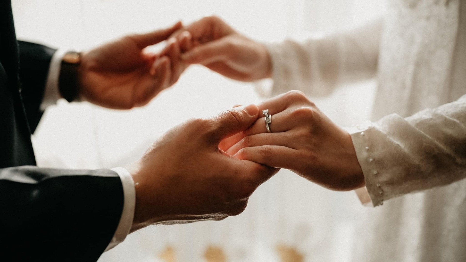 Chồng ép vợ từ bỏ tôn giáo, tín ngưỡng có vi phạm pháp luật không?