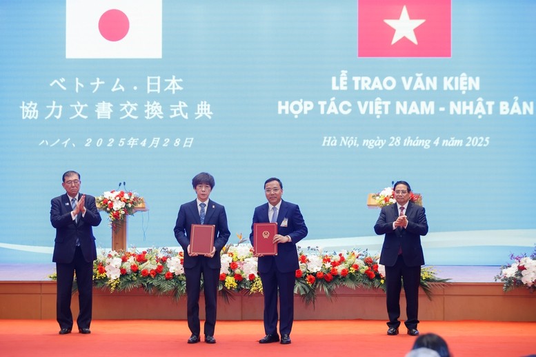 Việt Nam và Nhật Bản trao nhiều văn kiện hợp tác quan trọng, mở rộng hợp tác chiến lược toàn diện