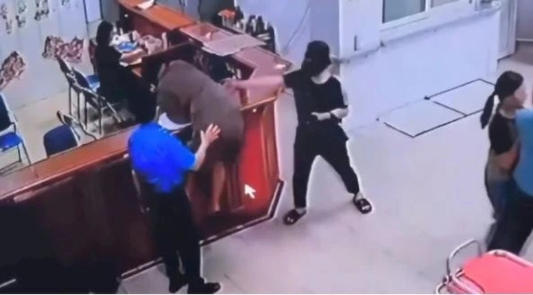 Khẩn trương điều tra, xử lý nghiêm minh người hành hung nhân viên y tế tại Nghệ An
