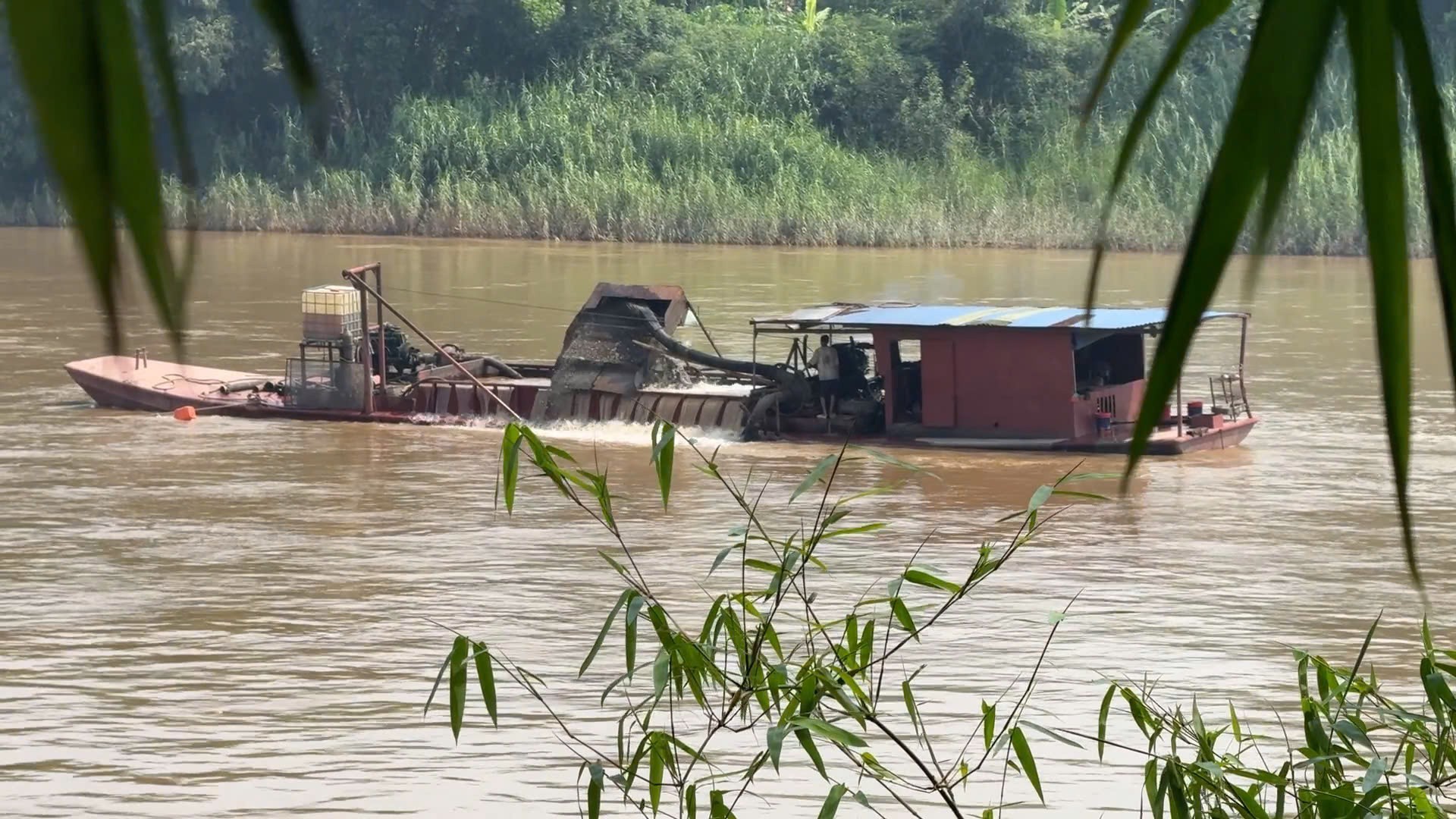 Doanh nghiệp dùng tàu "không số" rút ruột sông Hồng ở Lào Cai