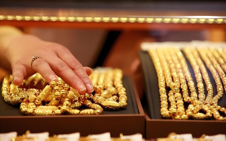 Đừng thử vàng bằng lửa, 3 cách phân biệt vàng thật giả đến học sinh cấp 2 cũng làm được