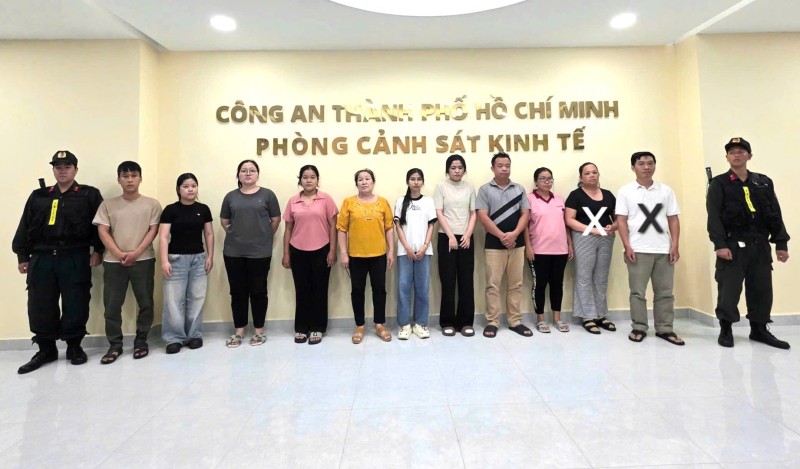 Khởi tố 11 đối tượng sản xuất, buôn bán nước hoa giả, thu lời bất chính trên 15 tỷ đồng