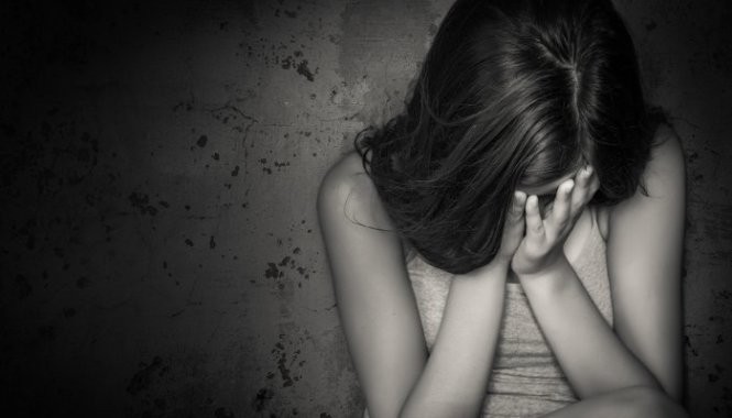 Vì sao người mẹ bị khởi tố tội ‘Hiếp dâm người dưới 16 tuổi’