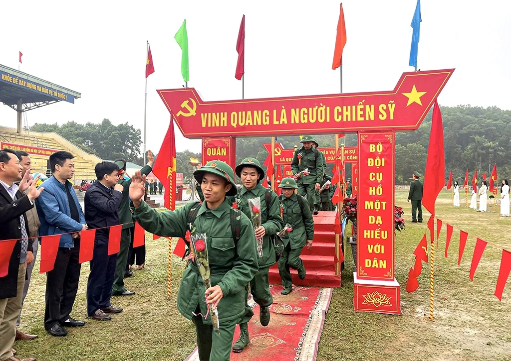 Thanh niên trên cả nước nô nức lên đường nhập ngũ