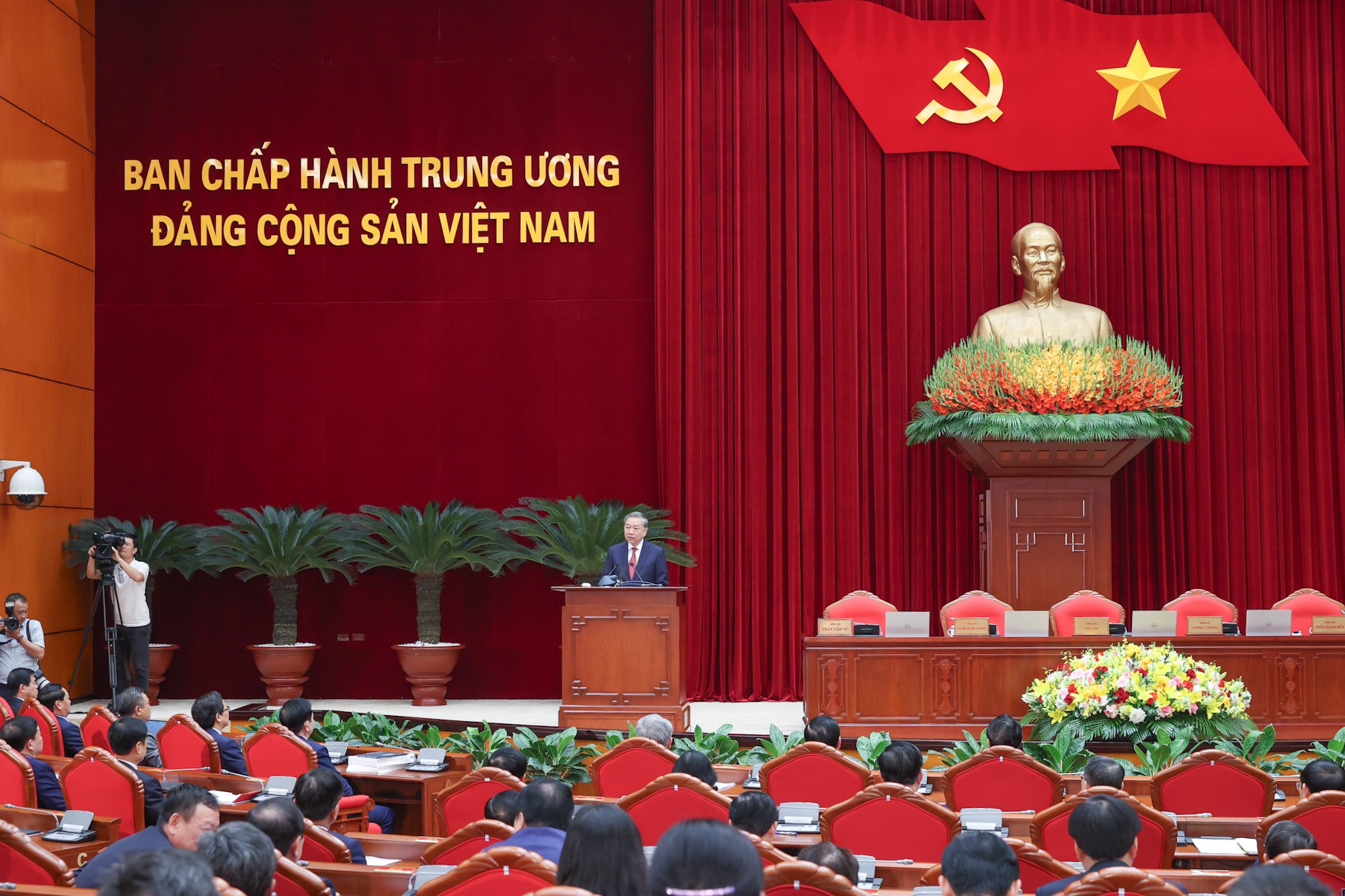 Hội nghị lịch sử, bàn về những quyết sách lịch sử